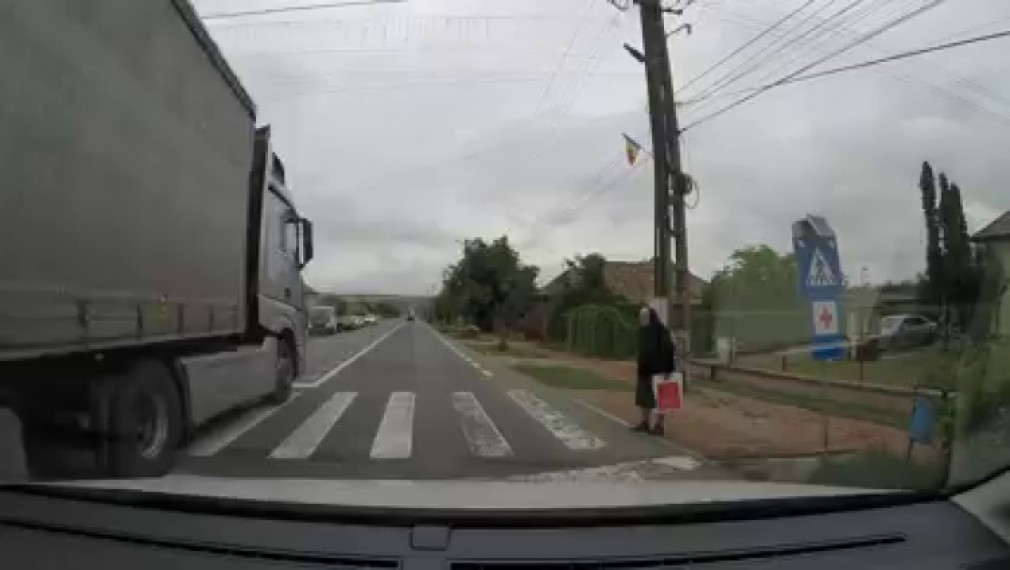 VIDEO. Cluj. Șofer profesionist, cu viteză peste trecerea de pietoni