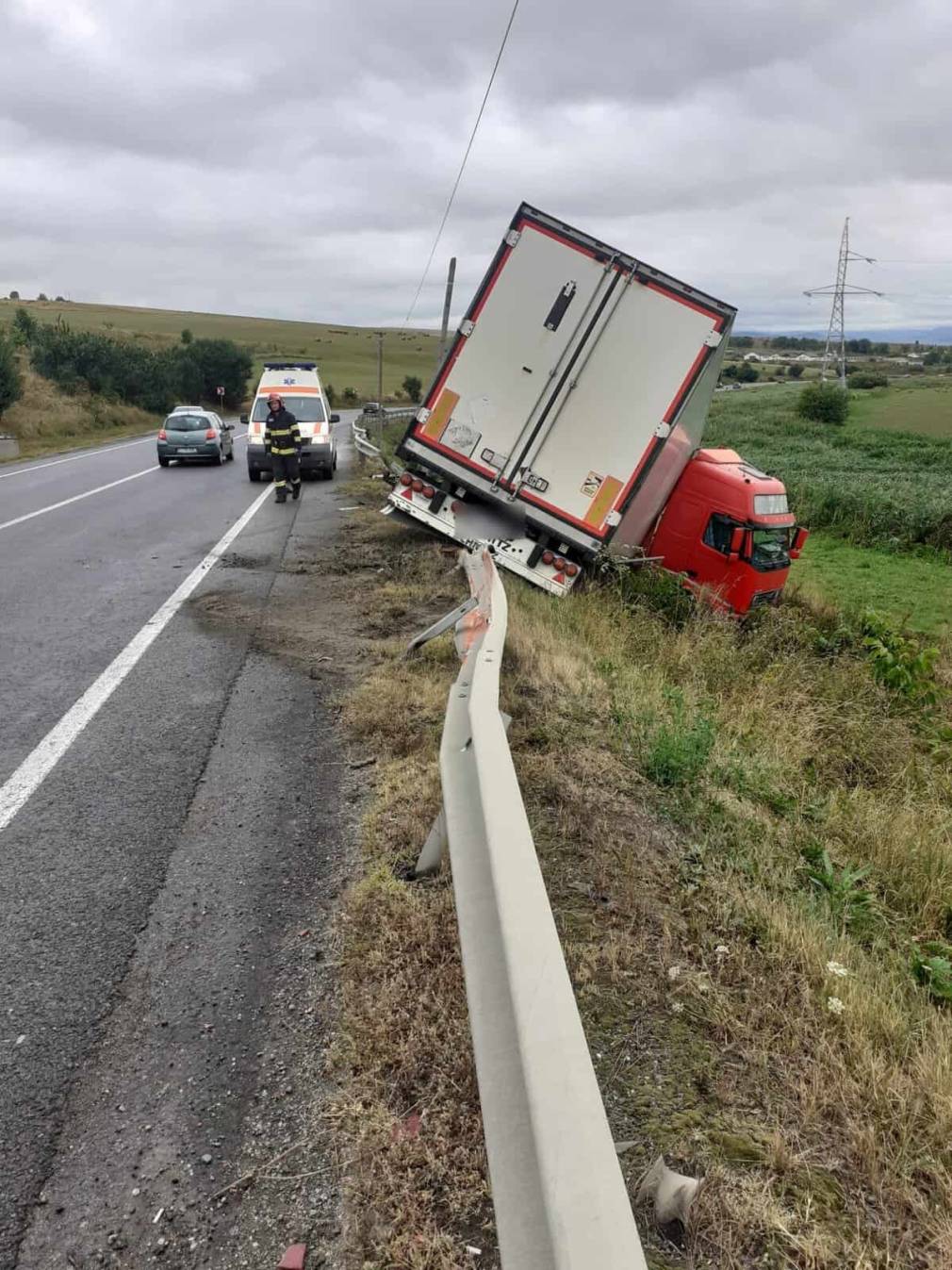 Un camion a rupt parapetul și a fost aproape de o mare tragedie