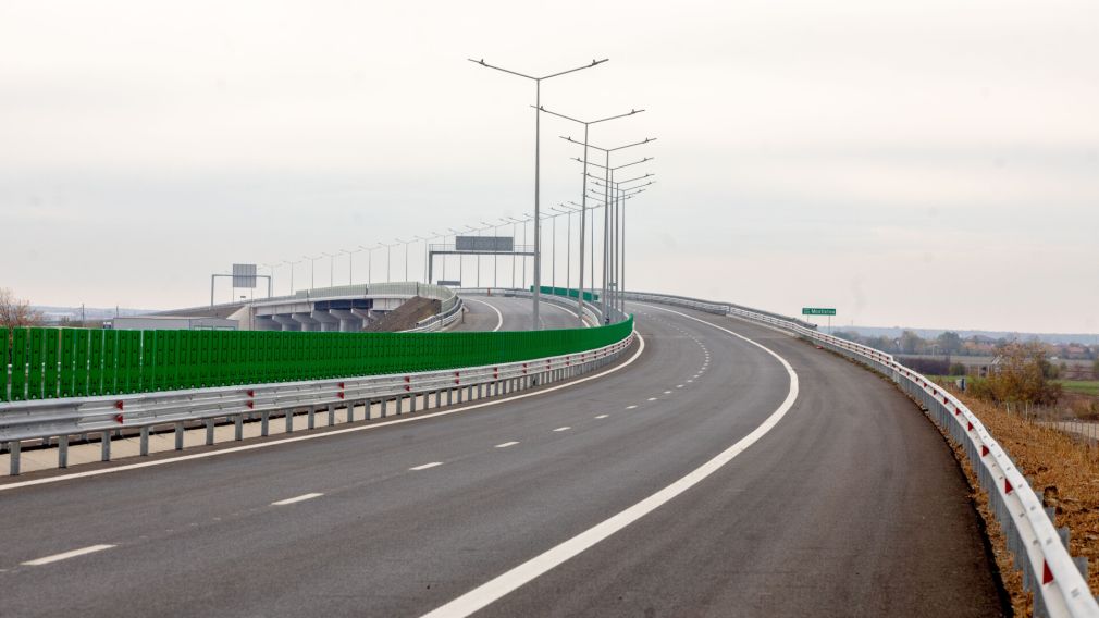 A coborât din mașină pe autostradă și a fost lovit de camion