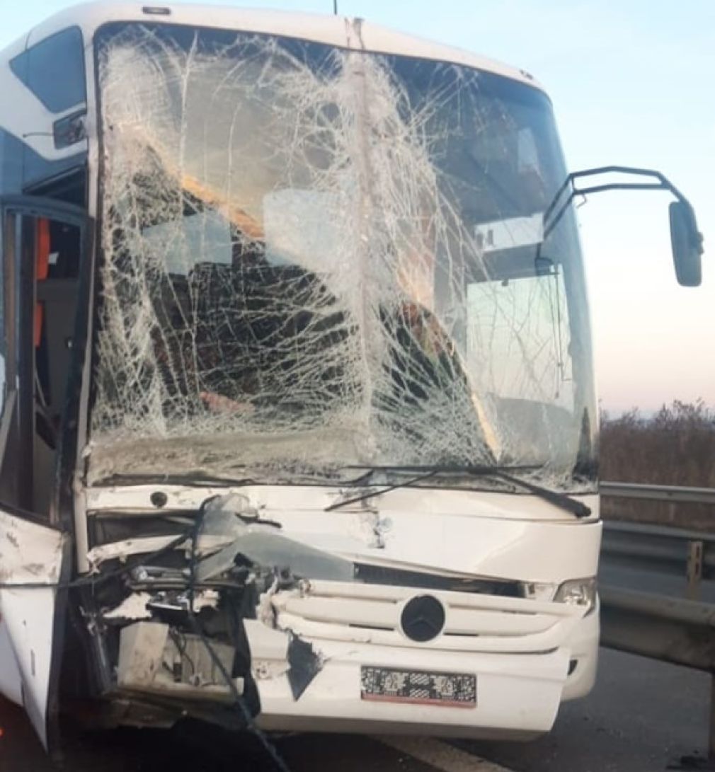 11 pasageri într-un autocar lovit de un camion