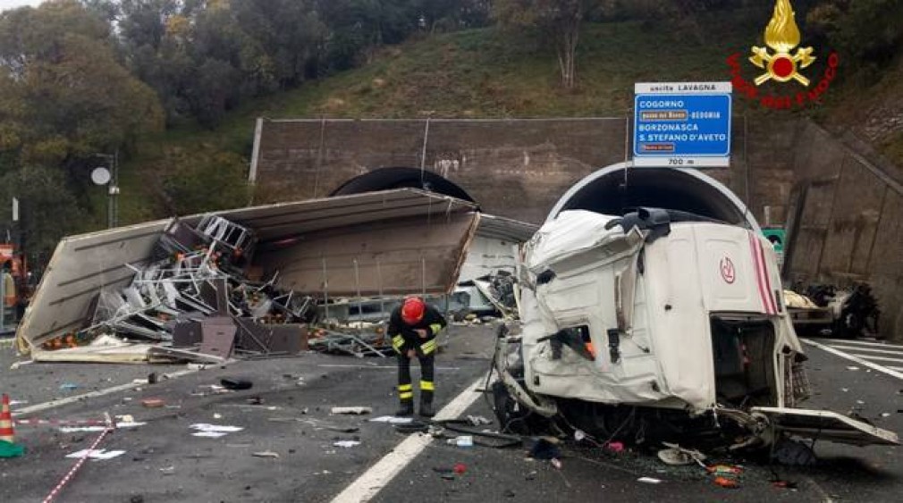 Doi şoferi de TIR au murit pe loc în Italia după un impact