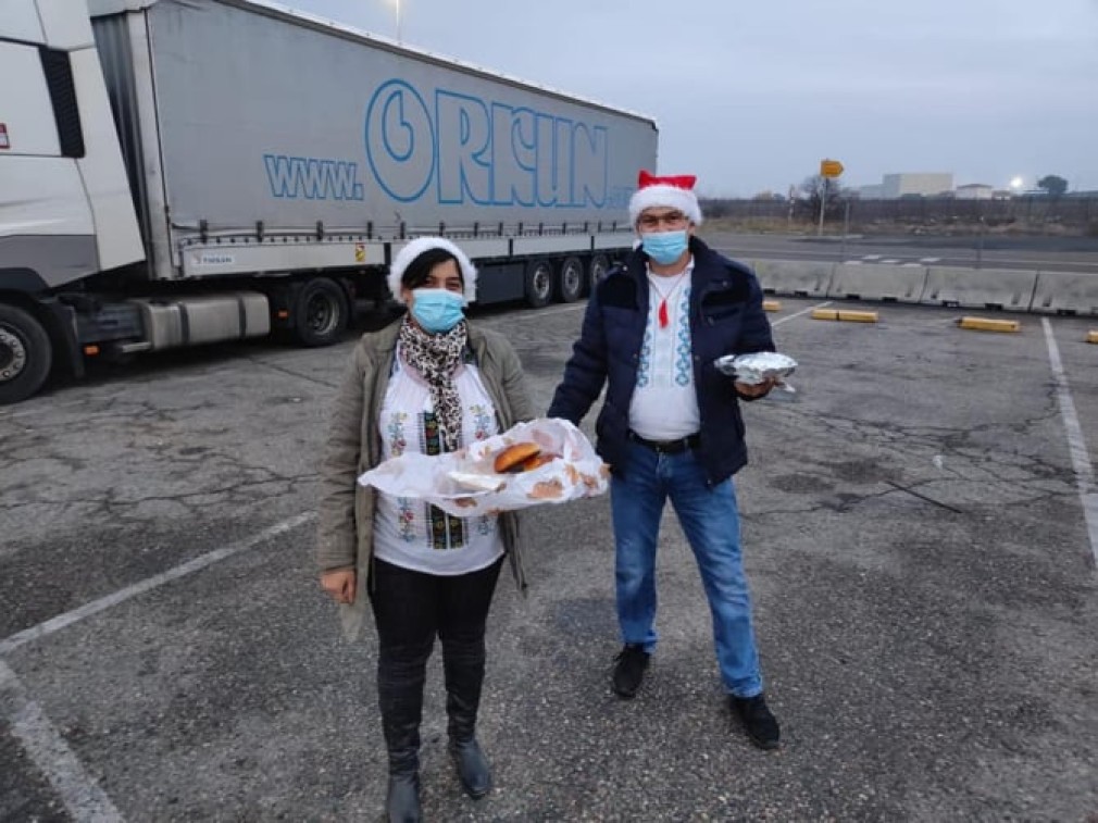 Mese calde de Crăciun pentru șoferii de camion, de la familiile de români din diaspora