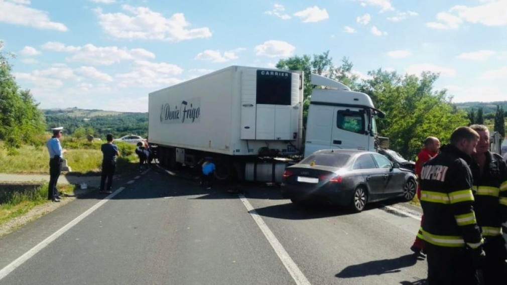 Cinci oameni, răniţi într-un accident cu un camion și două autoturisme