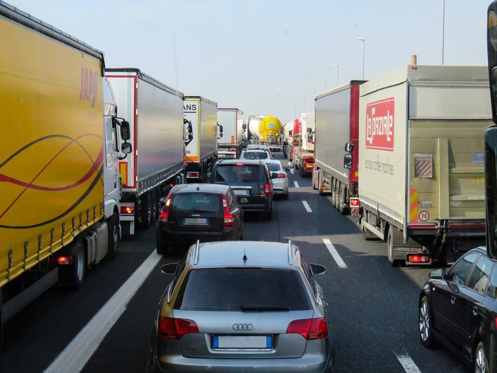 Efectele interzicerii României în Schengen: camioanele poluează masiv, cozi uriașe la graniță