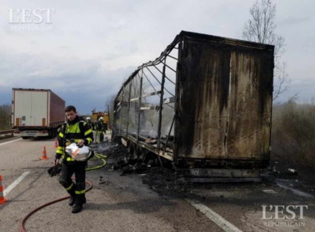 Un camion încărcat cu conserve a luat foc în mers