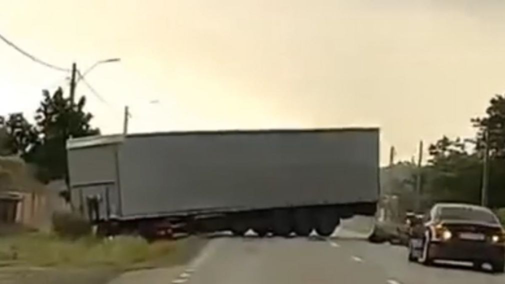 Un bărbat a murit după ce a izbit un camion