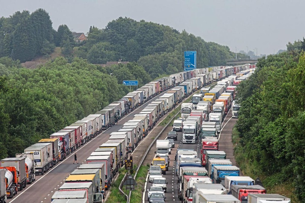 Taxele rutiere pentru camioane rămân suspendate în Marea Britanie