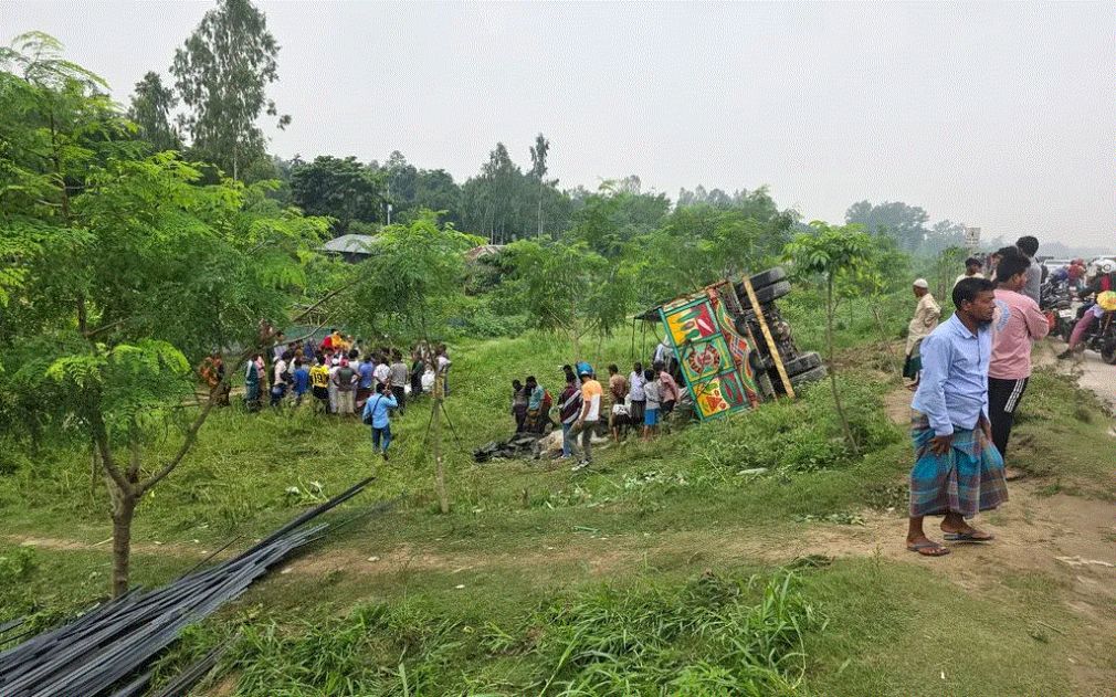 Un camion s-a răsturnat. Accident soldat cu cel puțin 15 morți