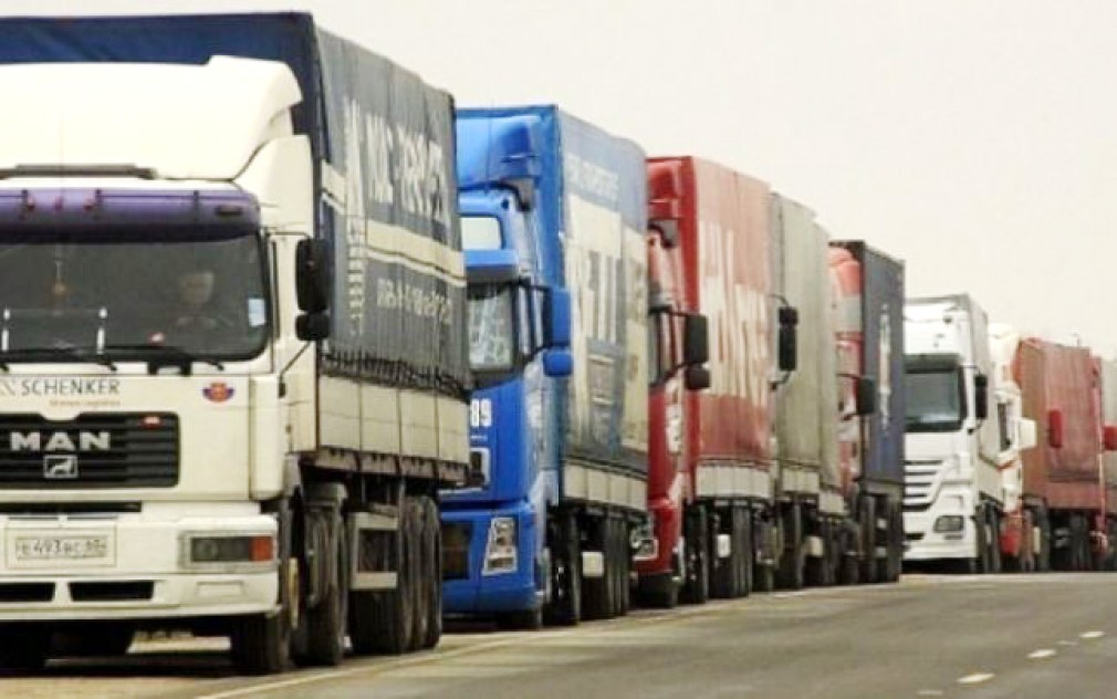 Camioanele aşteaptă şi trei zile la ieşirea din România spre Republica Moldova