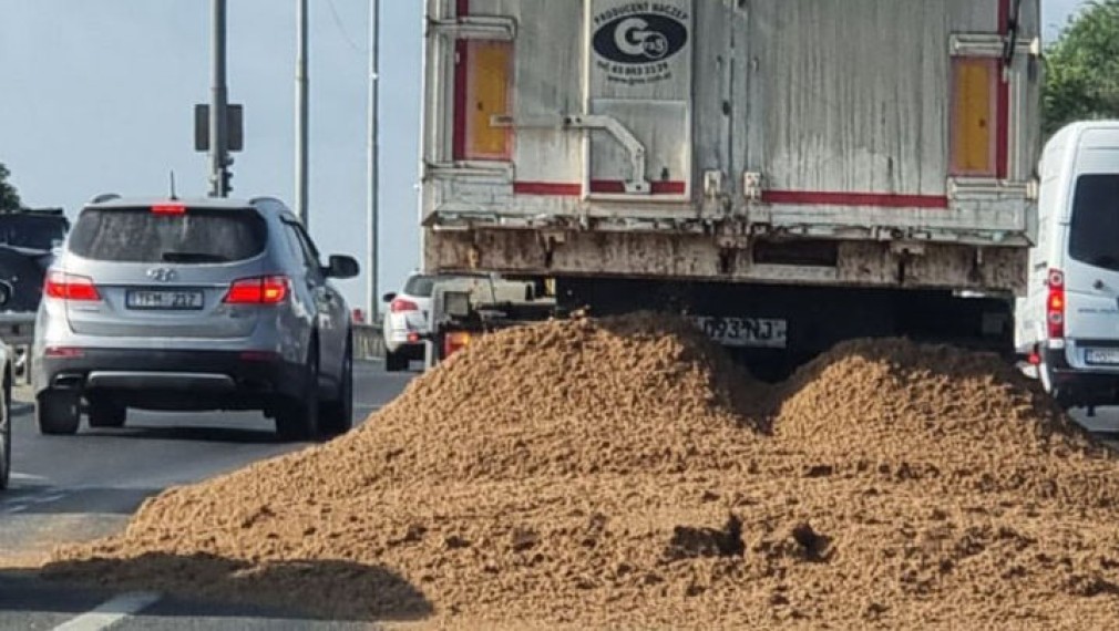 Un camion a pierdut nisipul: ambuteiaj de kilometri