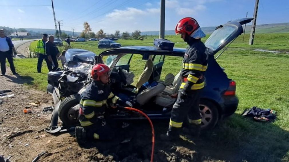 VIDEO. Mai multe persoane încarcerate la impactul cu un camion