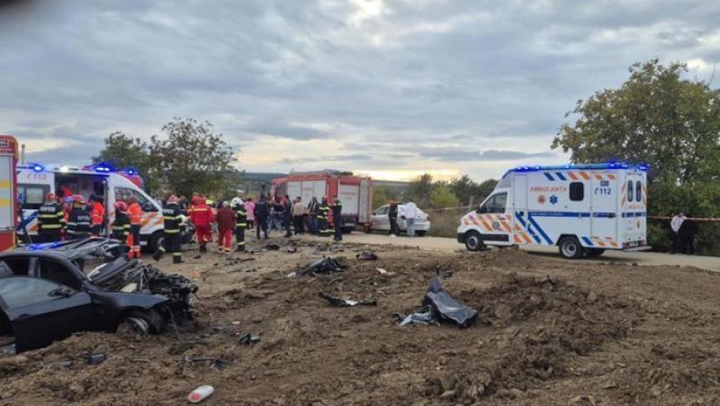 Doi copii şi un adult au murit după ce un autoturism şi un camion s-au ciocnit