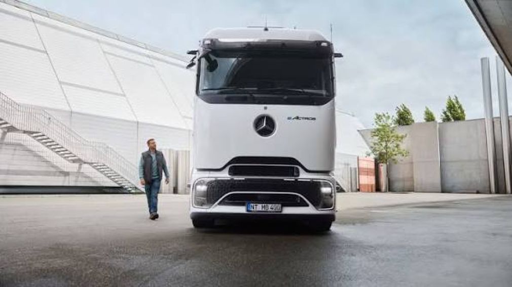 Daimler Truck recheamă 131.000 vehicule printre care și camioanele eActros. Ce probleme au?