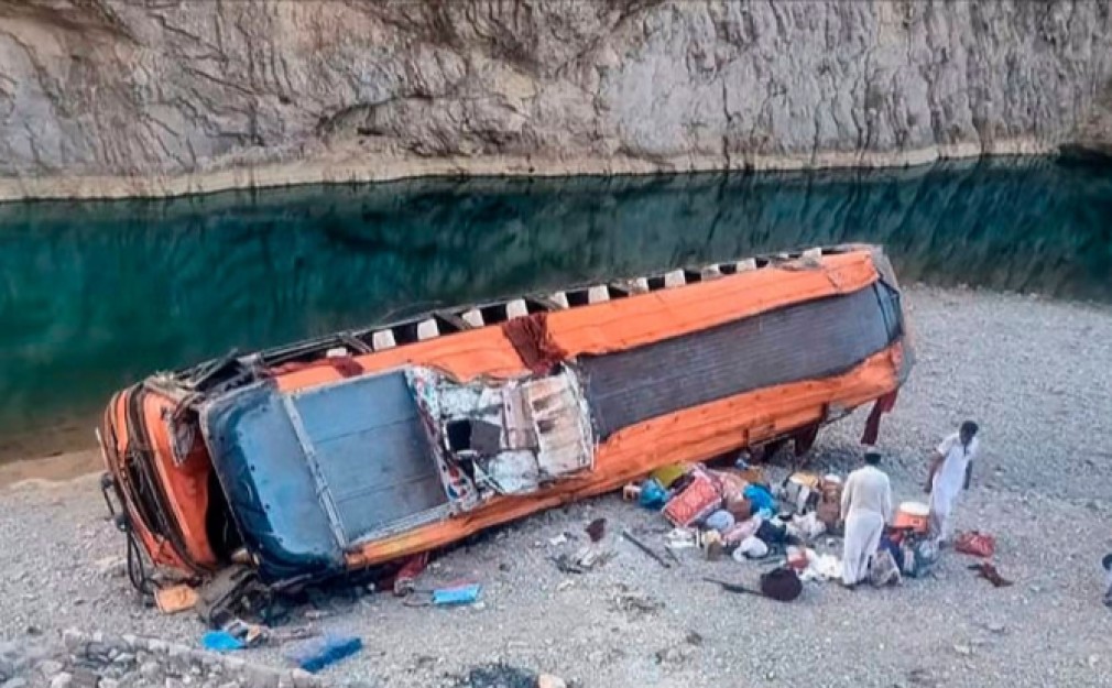 17 morți după ce un camion a căzut în prăpastie