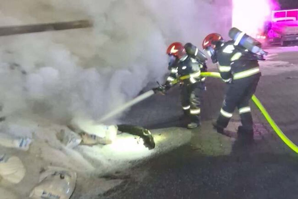 Camion încărcat cu 17 paleți de granule de plastic, cuprins de flăcări