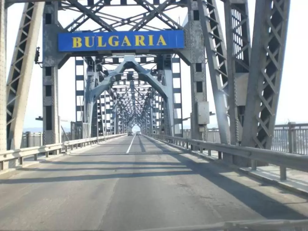 Lovitură dură pentru șoferii de CAMION. Se va circula 2 ani pe o bandă pe Podul Prieteniei