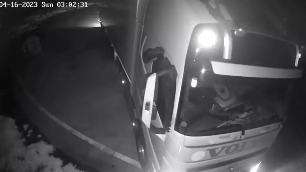 VIDEO. Șofer de camion, filmat de camera de supraveghere pe care o fura dintr-o parcare de pe DN7