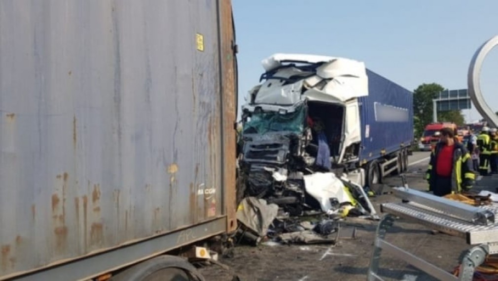 Patru români, morți după ce au fost striviți între două camioane românești