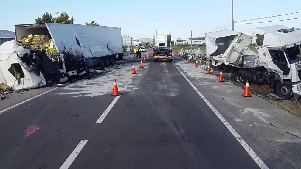 Accident cu trei CAMIOANE. Nu a adaptat viteza!