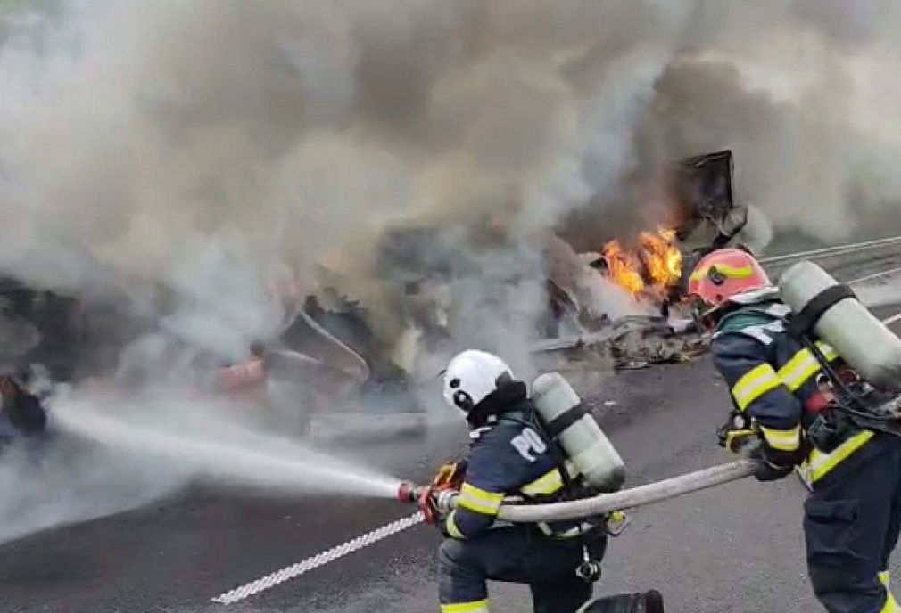 Două camioane au luat foc în curtea unei firme