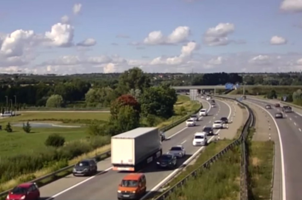 VIDEO Un șofer de camion a condus 8 kilometri pe contrasens pe autostradă