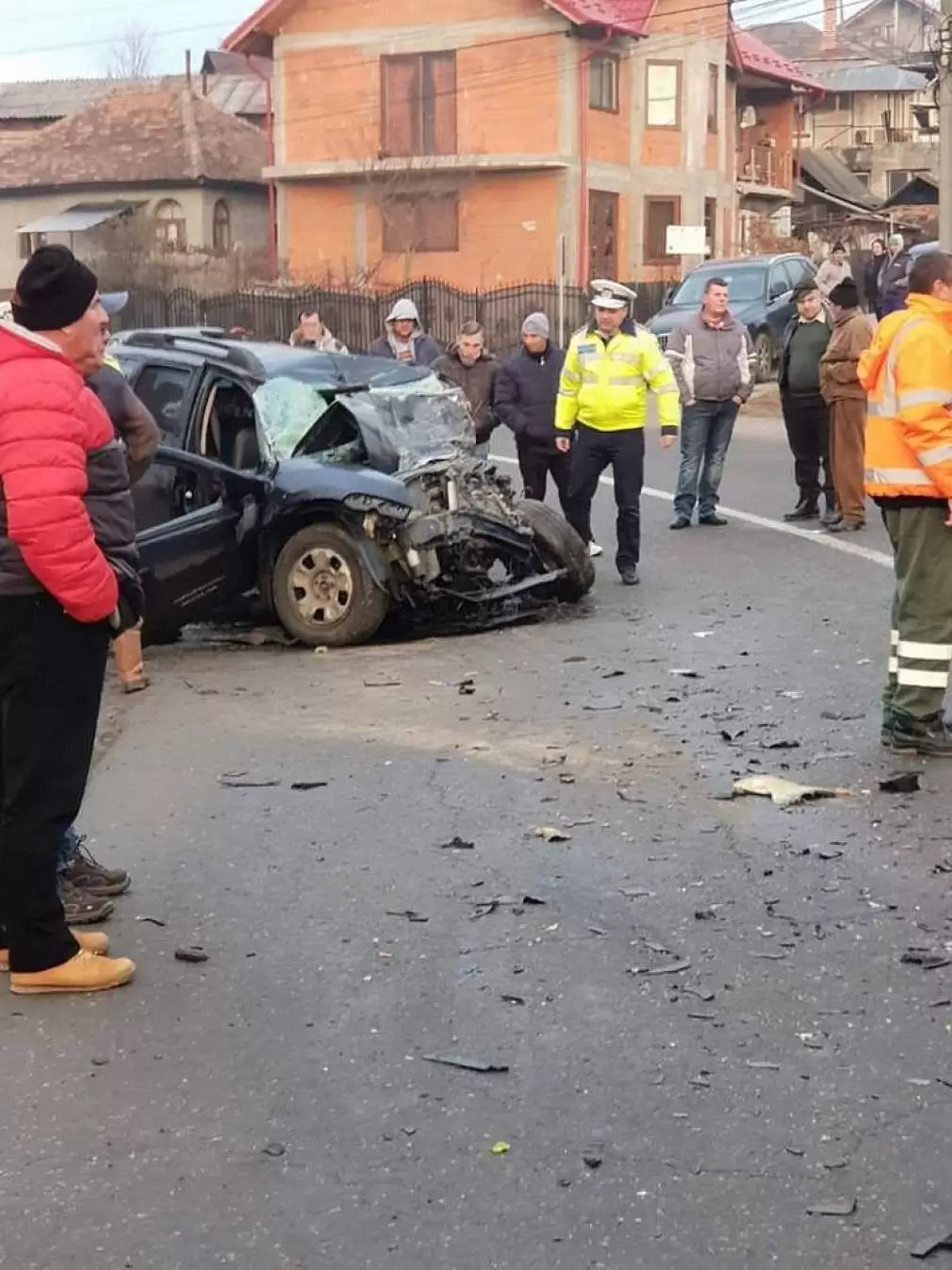 Morți și răniți după ce o mașină s-a izbit de un TIR