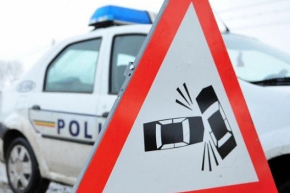 Un șofer polonez de CAMION a rămas fără încălțări după accident. A fost salvat de un pompier