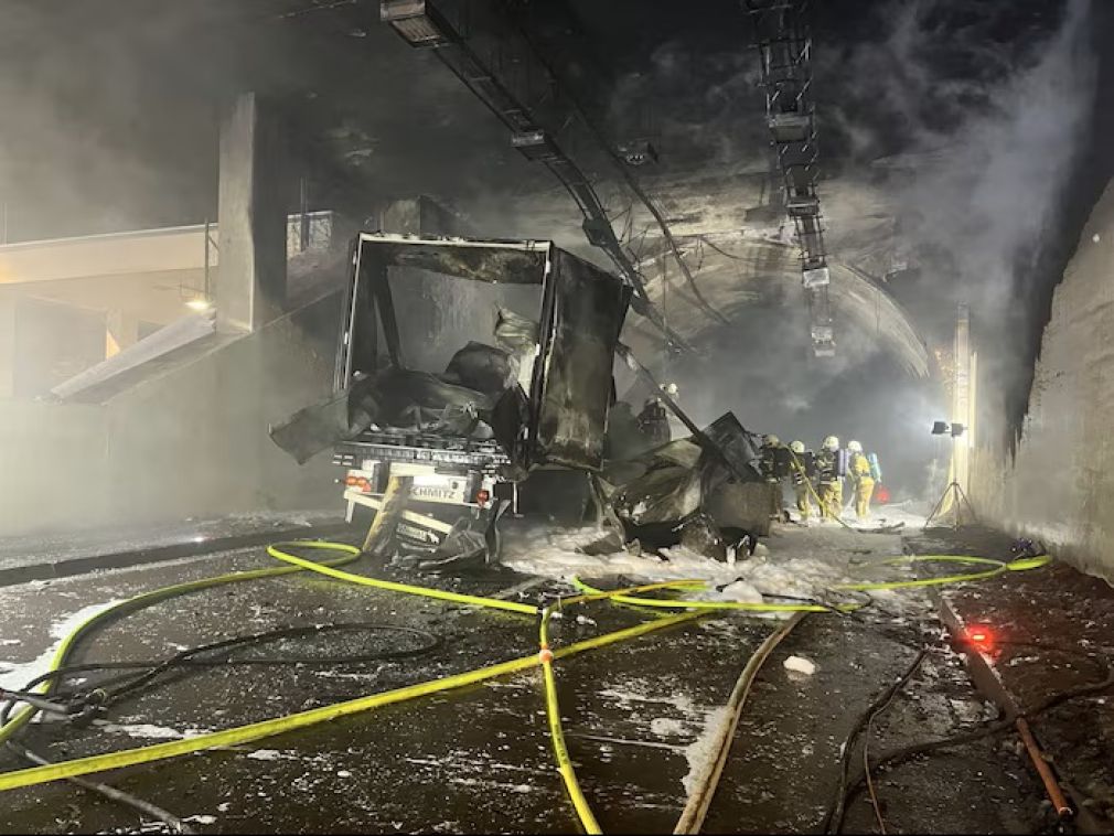 Austria. Șofer profesionist român, accident urmat de un incendiu uriaș în tunelul Brentenberg