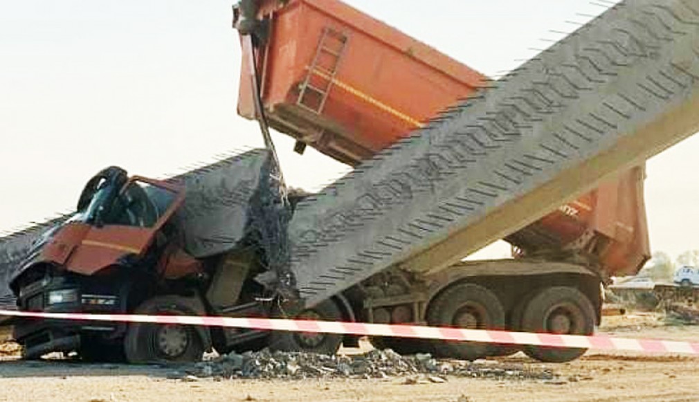 VIDEO. Camion sfărâmat de o grindă pe șantierul drumului expres Craiova-Pitești