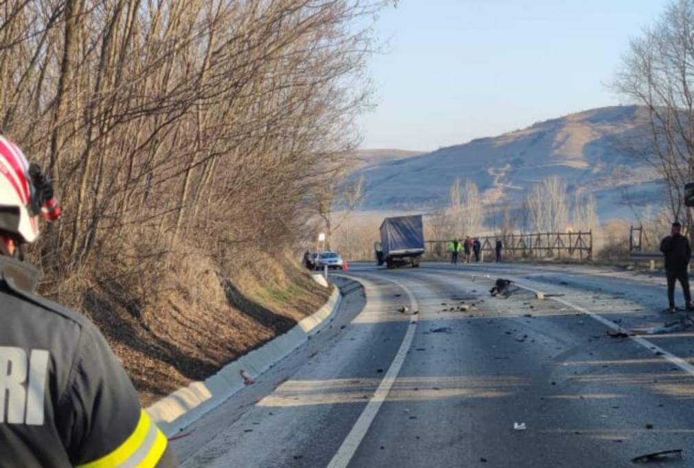 Un mort, după ce un șofer a depășit și, pe contrasens, a izbit un camion