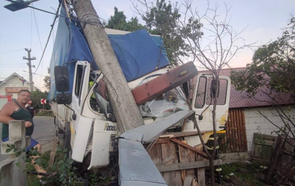 Un camion a îndoit un stâlp de electricitate