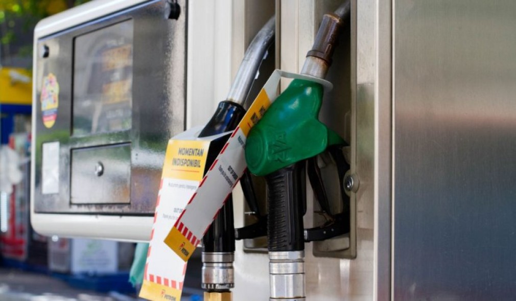 Guvernul se roagă de „benzinari” să reducă prețul combustibilului cu 50 de bani