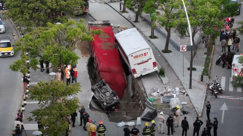 VIDEO O gaură uriașă s-a deshis în șosea și a înghițit mașini