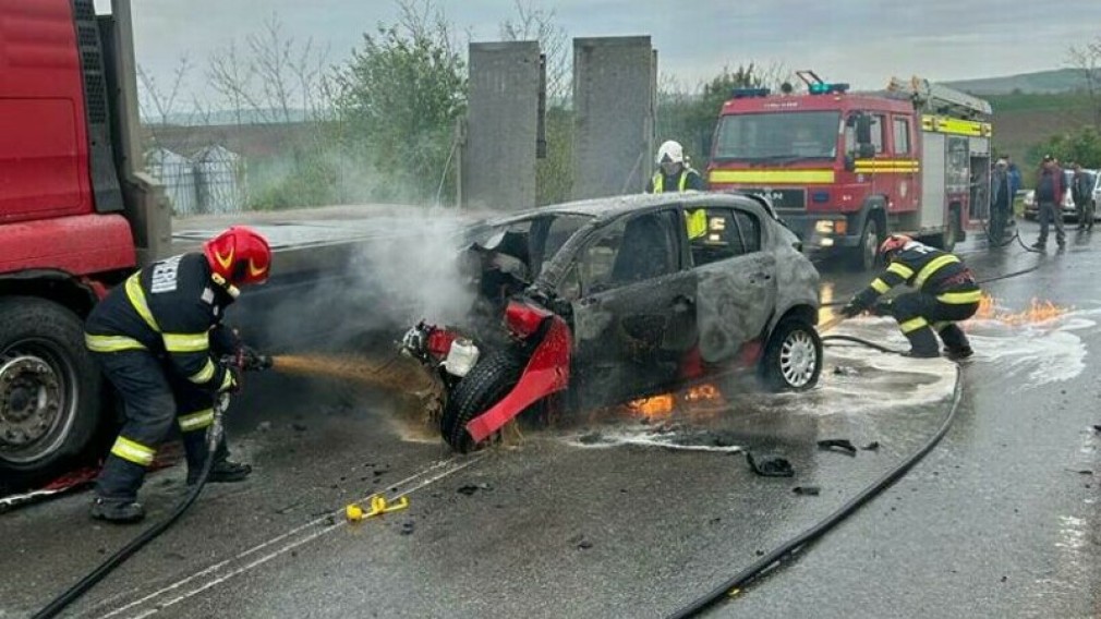 O mașină a ars în totalitate la impactul cu un camion. Există și o victimă