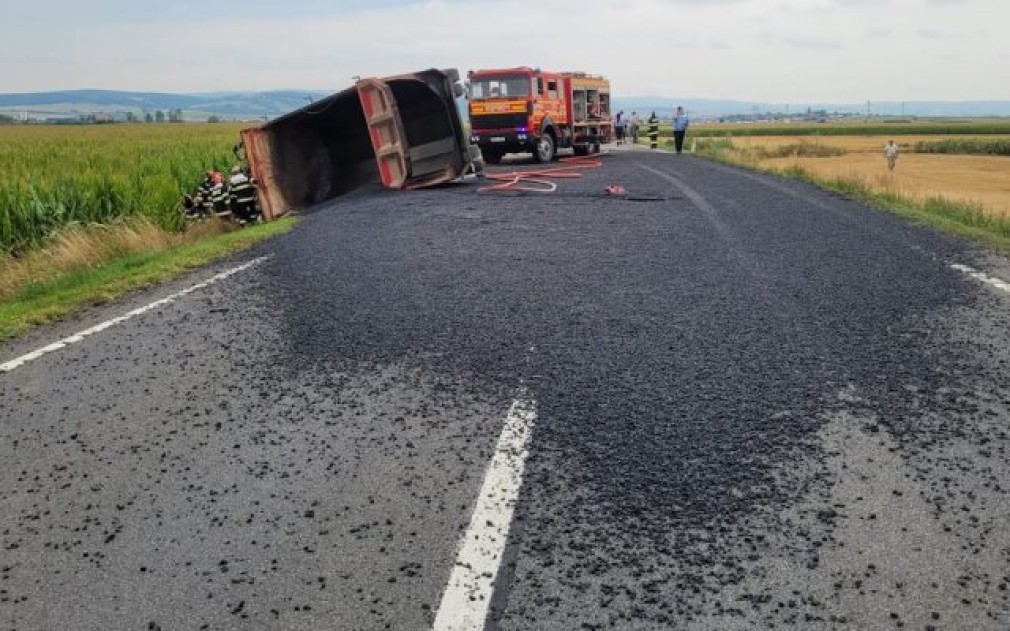 Covasna. Un șofer profesionist a murit după ce s-a răsturnat cu camionul cu asfalt