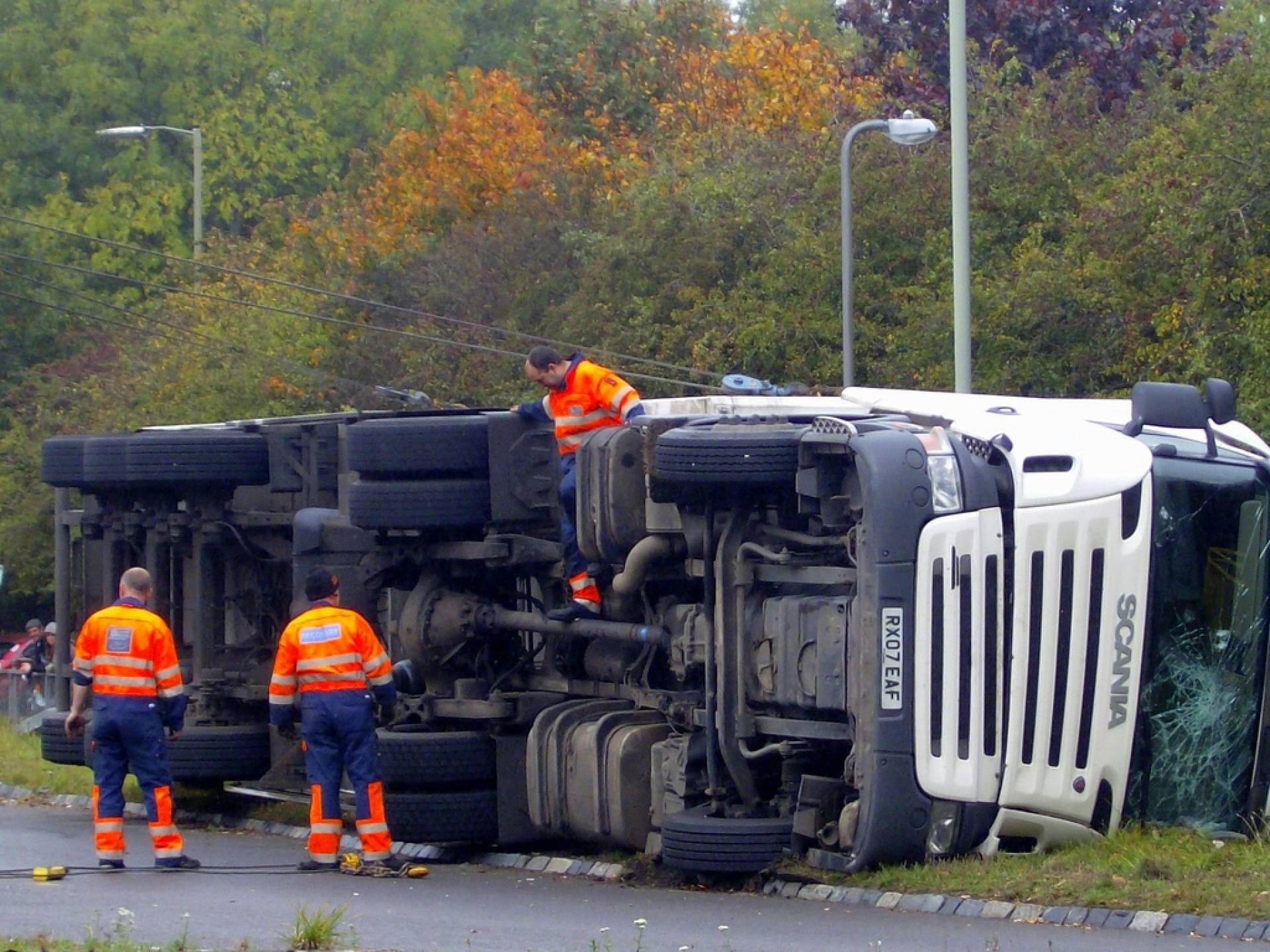 BREAKING NEWS. Accident groaznic între un CAMION și o mașină. Trafic blocat