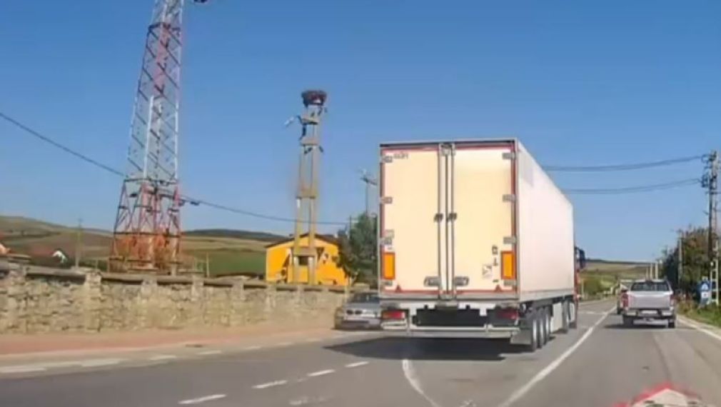 VIDEO. Șofer prins de poliție în timp de făcea slalom printre mașini