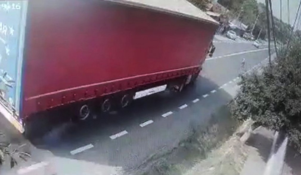 VIDEO. Un șofer a contorsionat camionul pentru a evita o femeie care i-a sărit în cale