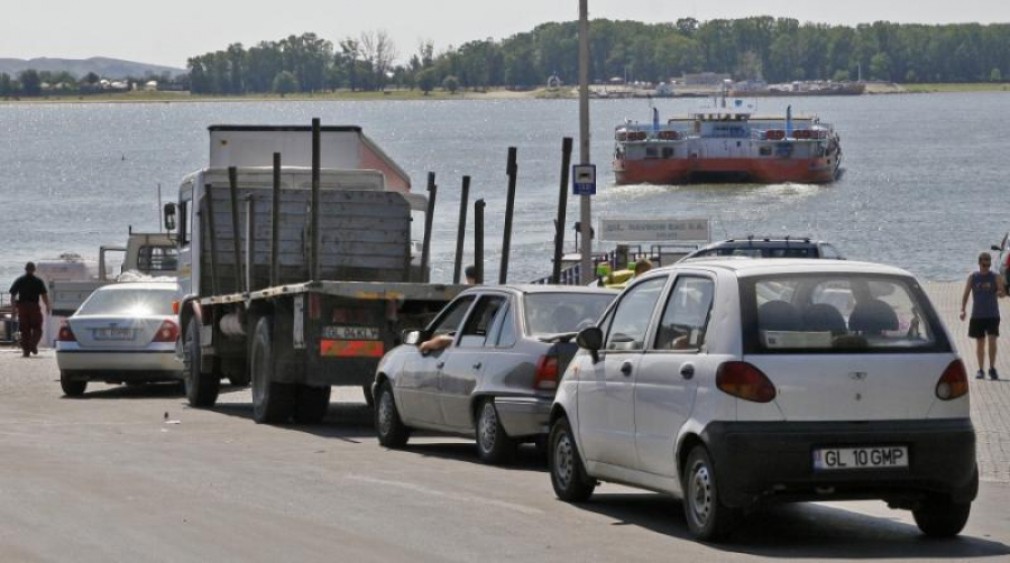 Camioanele nu mai pot trece pe la Galați. Dunărea e prea puțin adâncă