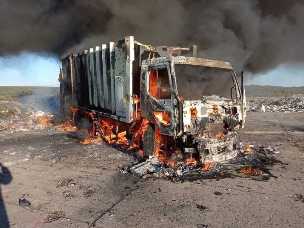 Un camion a ars la groapa de gunoi