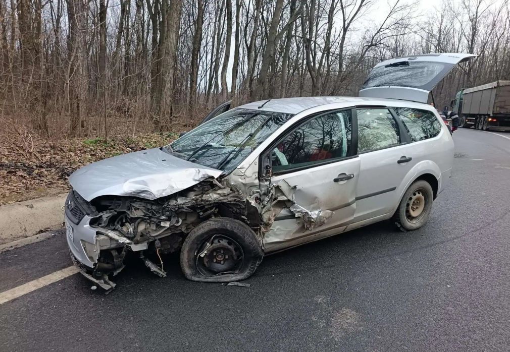 Un camion a lovit un autoturism în care se aflau 3 persoane