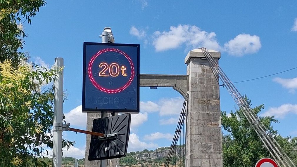 Un camion de 47 de tone a trecut un pod care ținea doar 20 de tone. Ce amendă a luat?