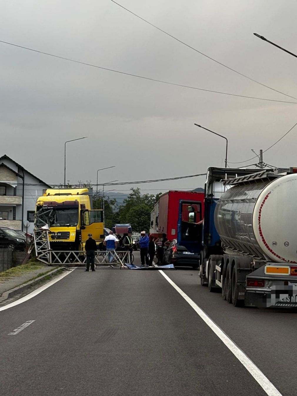 Accident cu 2 mașini și un camion