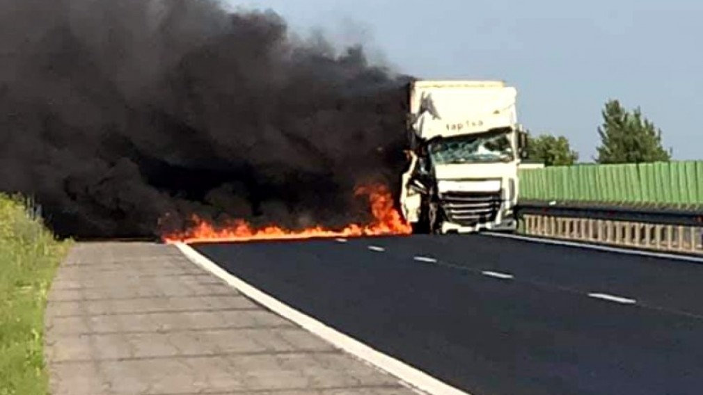 Două camioane s-au ciocnit violent pe Autostrada Soarelui. Unul a luat foc