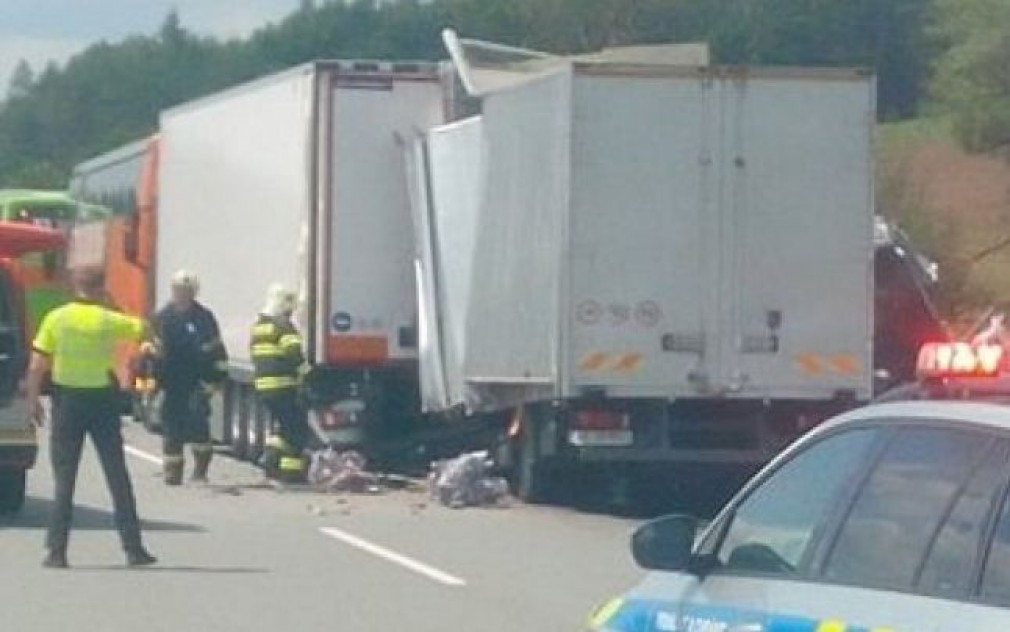 VIDEO Șofer român de camion, mort într-un carambol pe o autostradă din Cehia