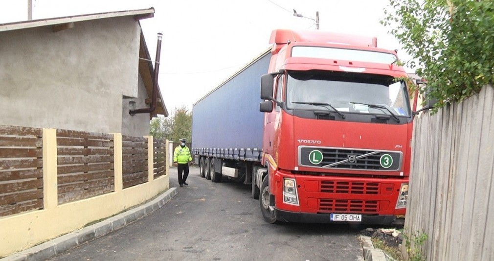 VIDEO Un camion a fost blocat opt ore pe un drum spre Târgoviște. Trădat de GPS
