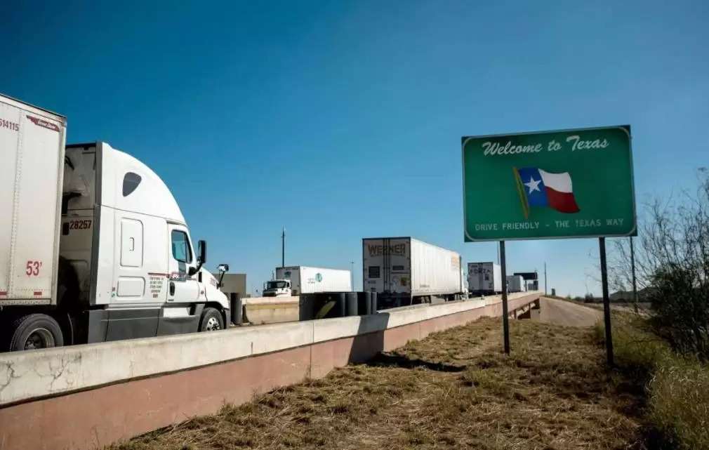 14.000 de dolari pe săptămână, salariu oferit șoferilor de camion de o companie din SUA