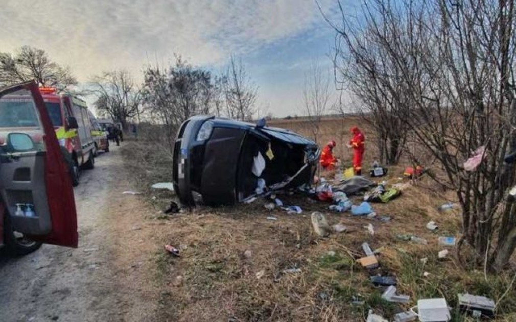 O femeie a decedat și alte două persoane grav rănite după ce autoturismul s-a izbit de camion