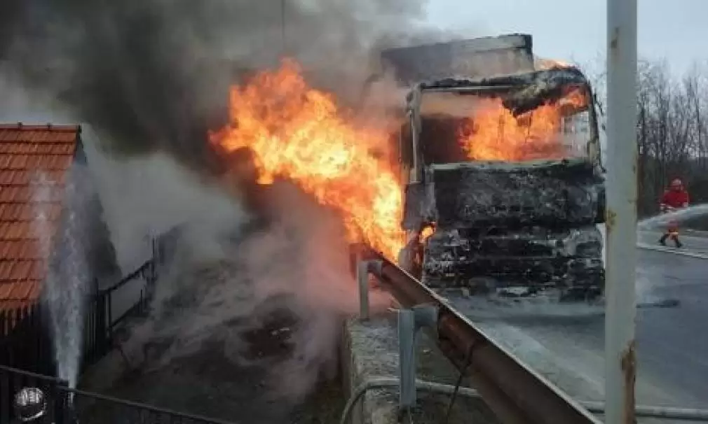 Video: Camion în flăcări la urcarea pe Piatra Craiului