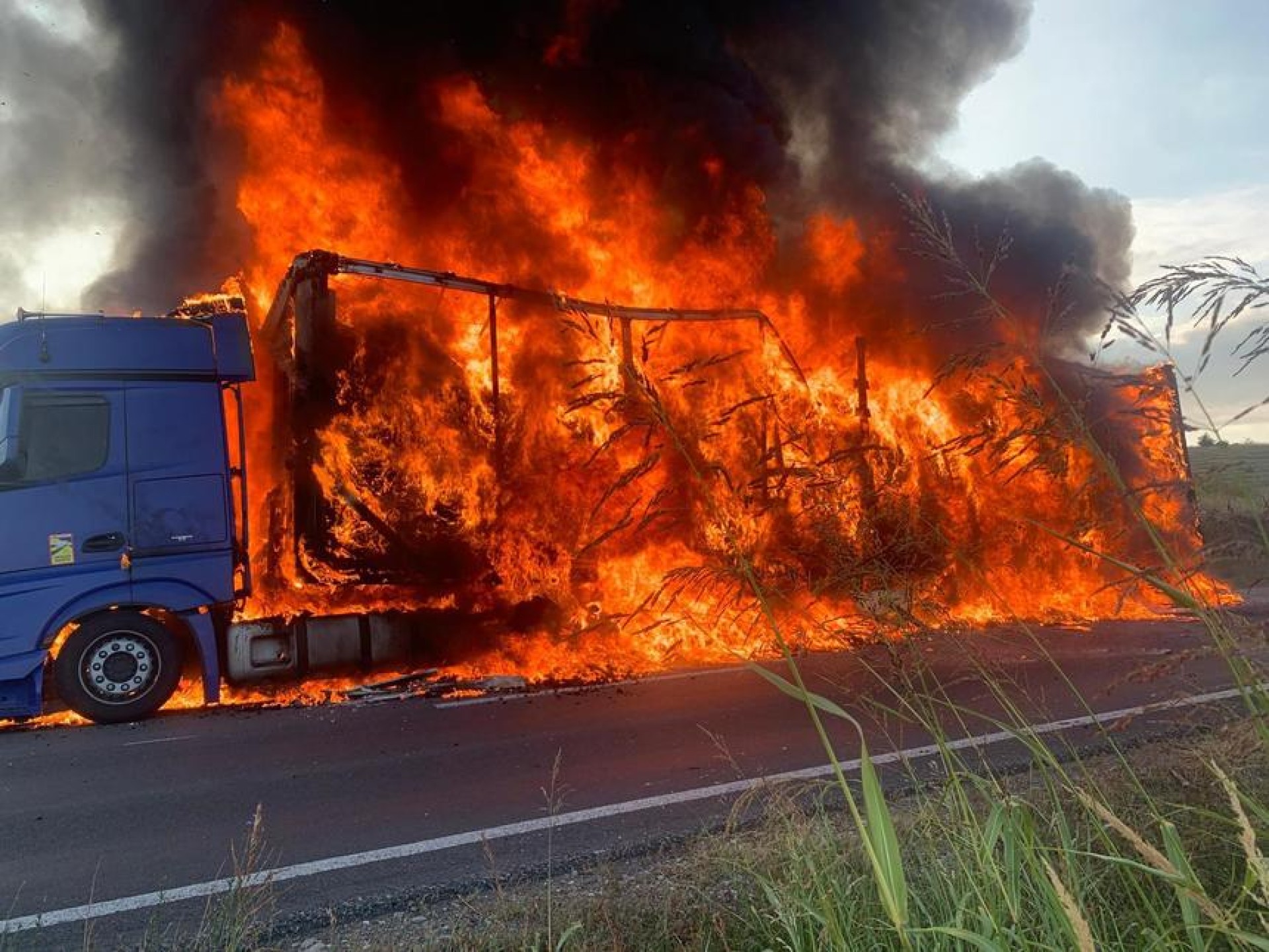 Camion, în flăcări după ce șoferul a făcut infarct. Ulterior, a murit